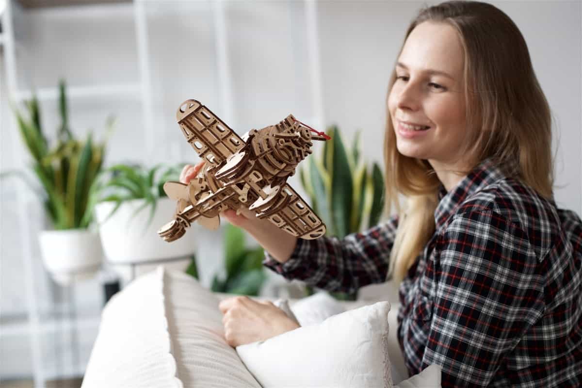 Femeie cu puzzle mecanic avion